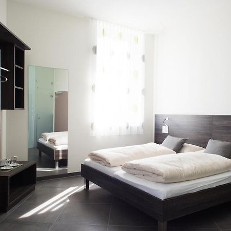 Eee Hotel Траун Экстерьер фото