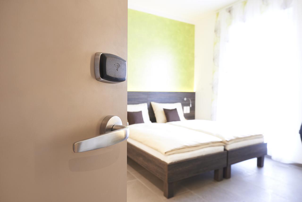 Eee Hotel Траун Экстерьер фото