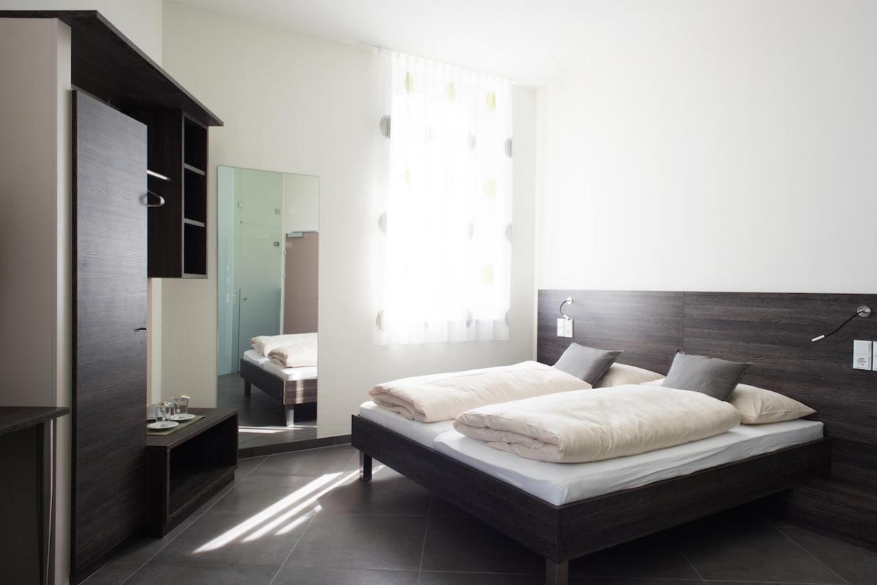 Eee Hotel Траун Экстерьер фото